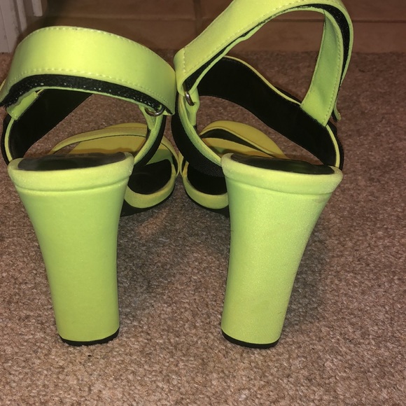 NWOT Bright Yellow Heels - Picture 4 of 5